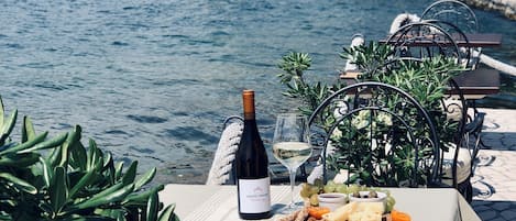 Se sirven desayunos, cenas y cocina mediterránea con vista a la playa