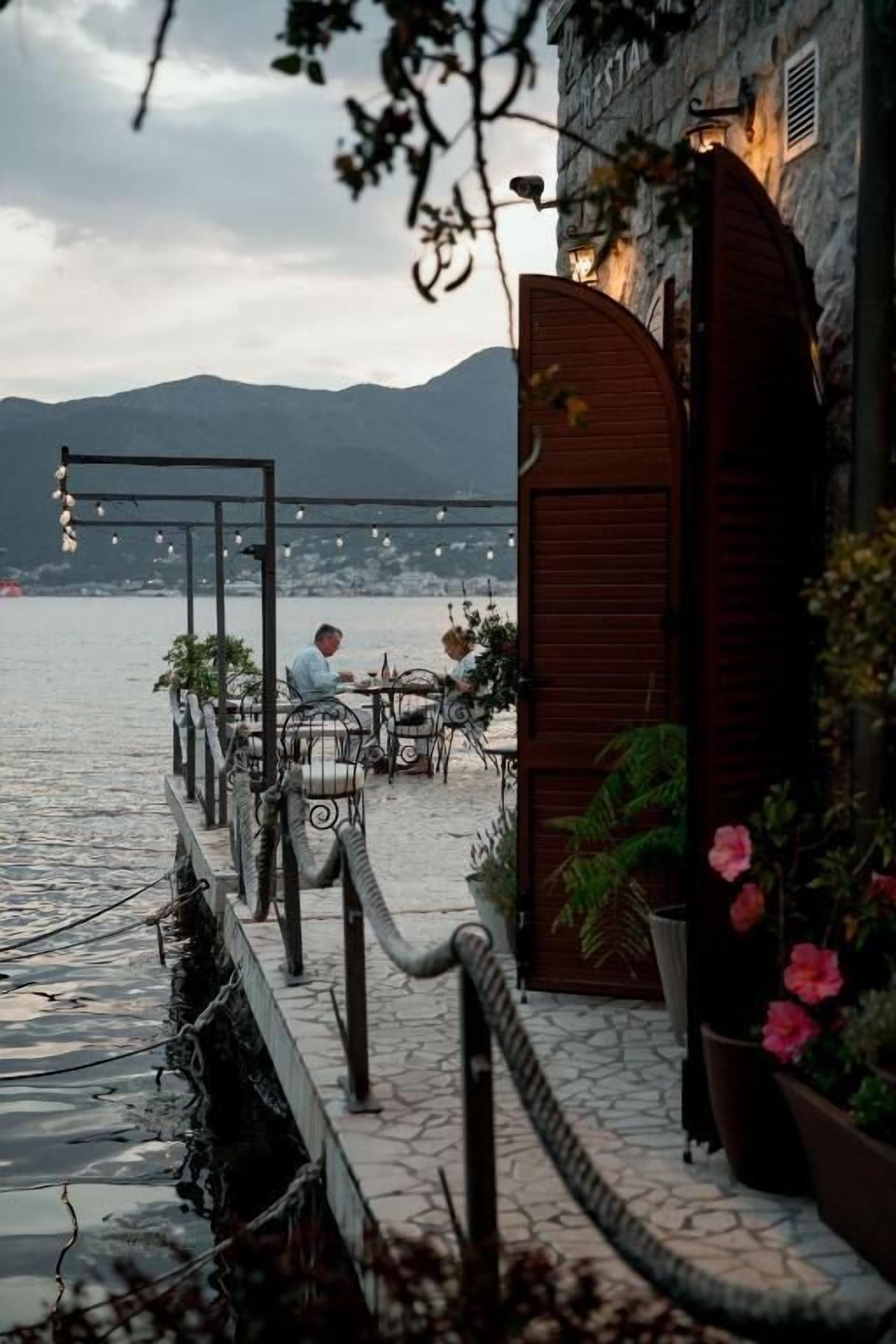 Frokost og middag serveres, middelhavsretter, utsikt mot stranden 