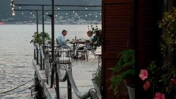 Frokost og middag serveres, middelhavsretter, utsikt mot stranden