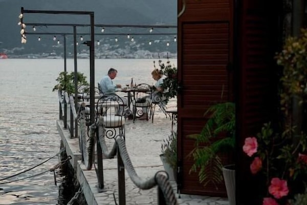 Serveert ontbijt, diner, Mediterrane gerechten, stranduitzicht