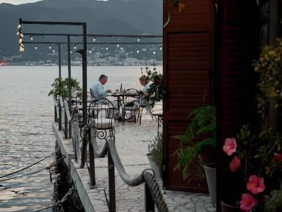 Petit déjeuner et dîner servis sur place, vue sur la plage