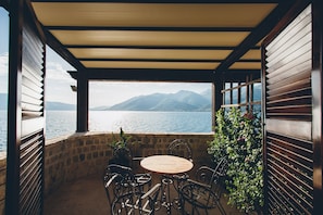 Suite – senior, terrasse, sjøutsikt | Terrasse/patio