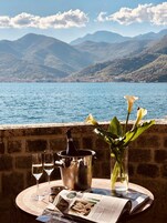 Minibar, caja de seguridad en la habitación y escritorio 