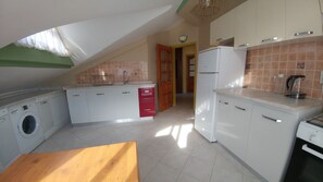 Cobertura luxo, 2 quartos | Cozinha privada | Geladeira, cooktop, chaleira elétrica