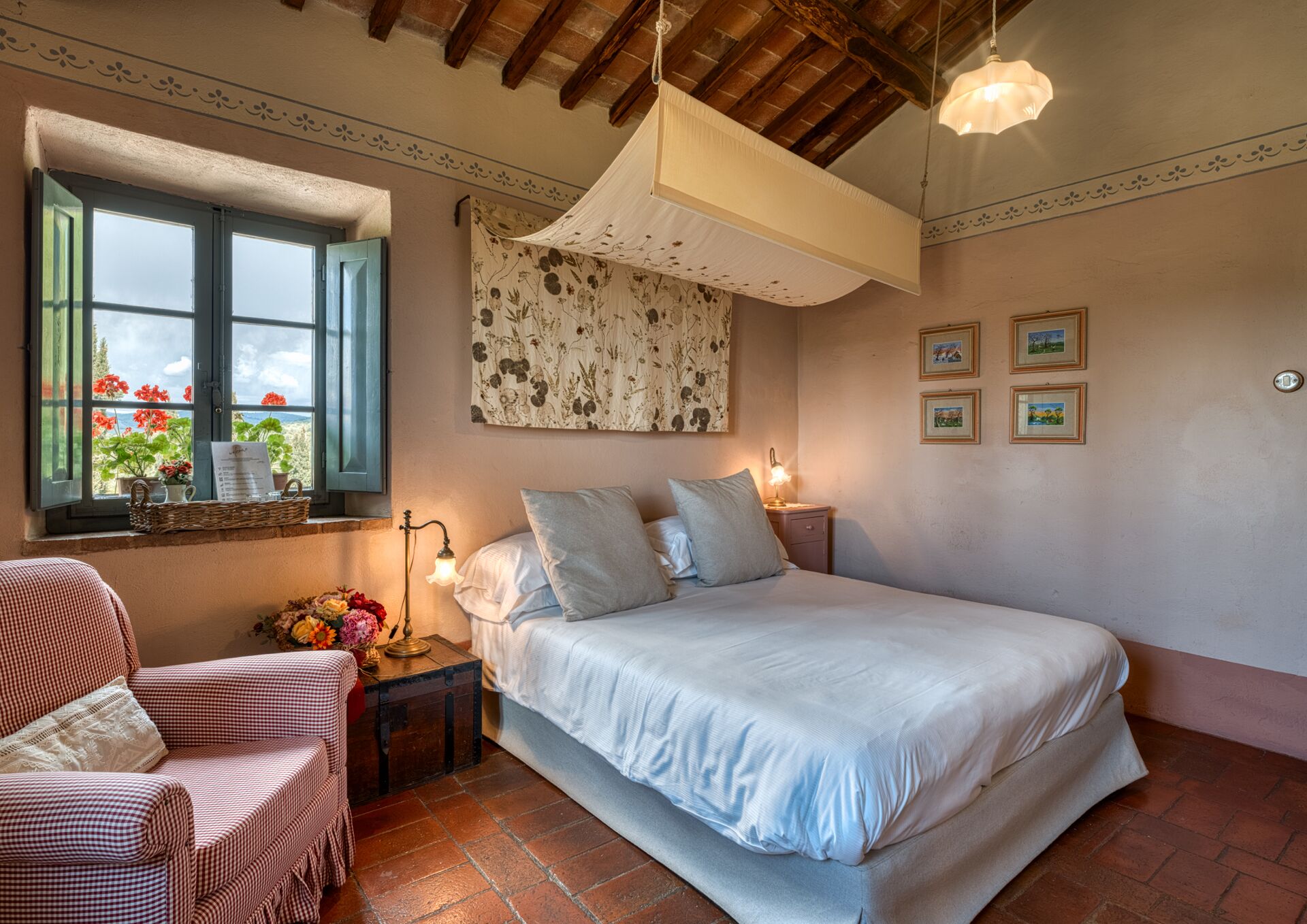 파노라믹 스위트 | 이탈리아 프레떼 시트, 고급 침구, 오리/거위털 이불, 필로우탑 침대