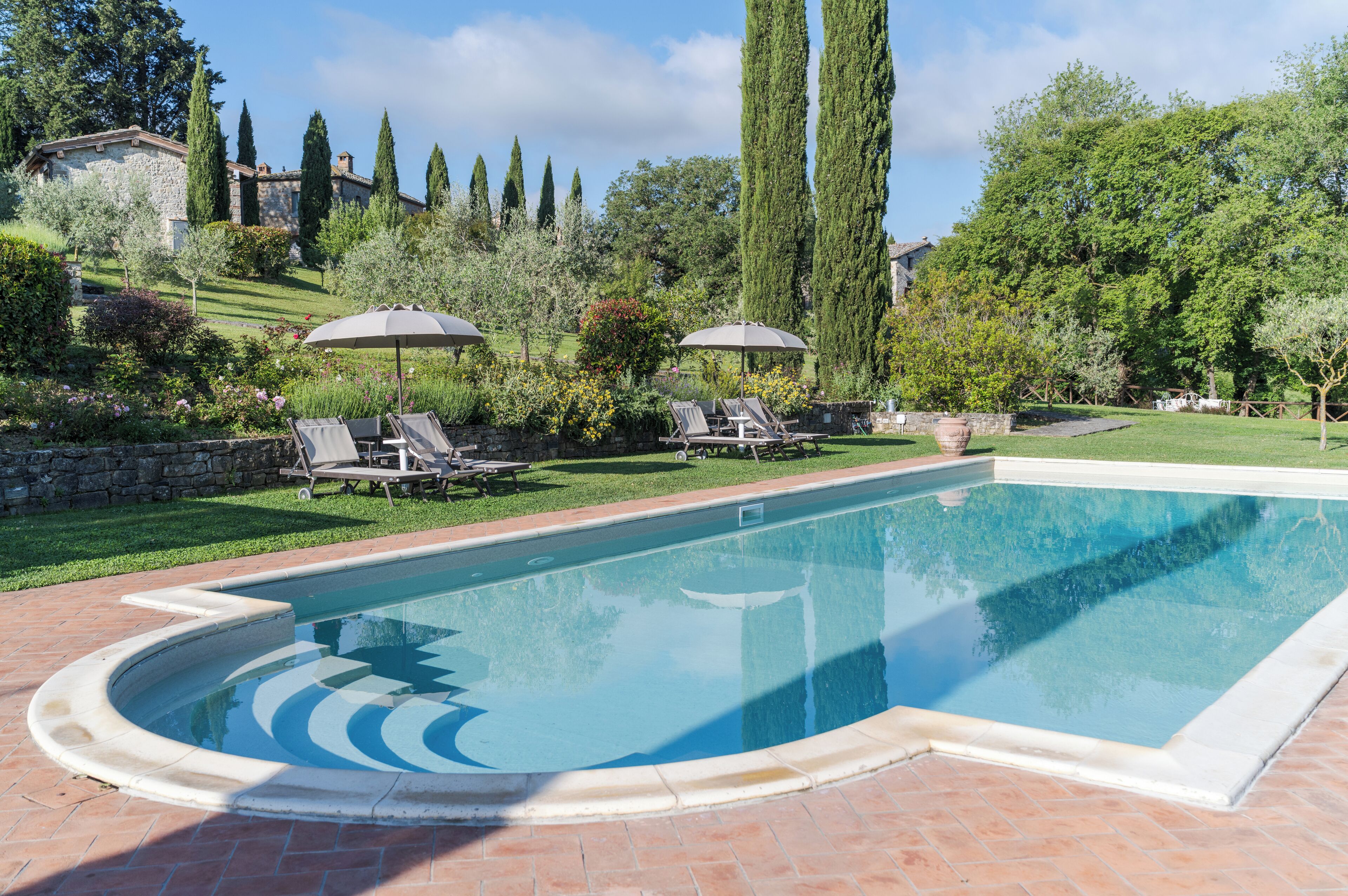 Piscine extérieure (ouverte en saison), parasols de plage