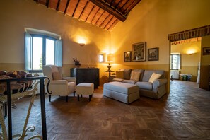 Familieleilighet, 2 soverom, peis, resort-utsikt | Italienske Frette-laken, sengetøy av topp kvalitet og dundyner