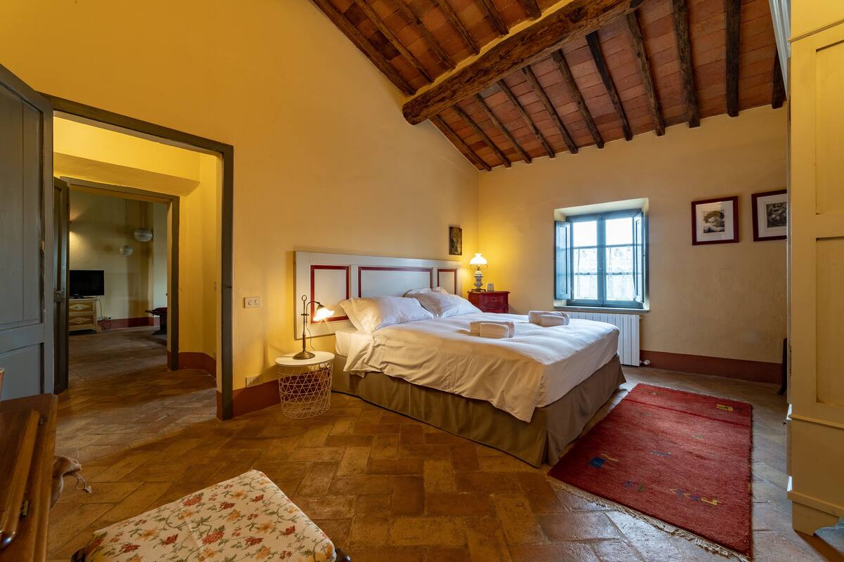 Traditional Apartment, 2 Bedrooms, Fireplace, Vineyard View