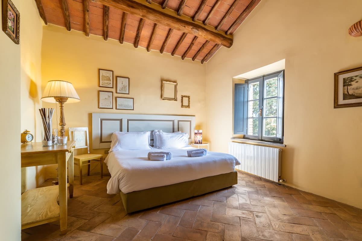 Romantic Apartment, 1 Bedroom, Fireplace, Vineyard View