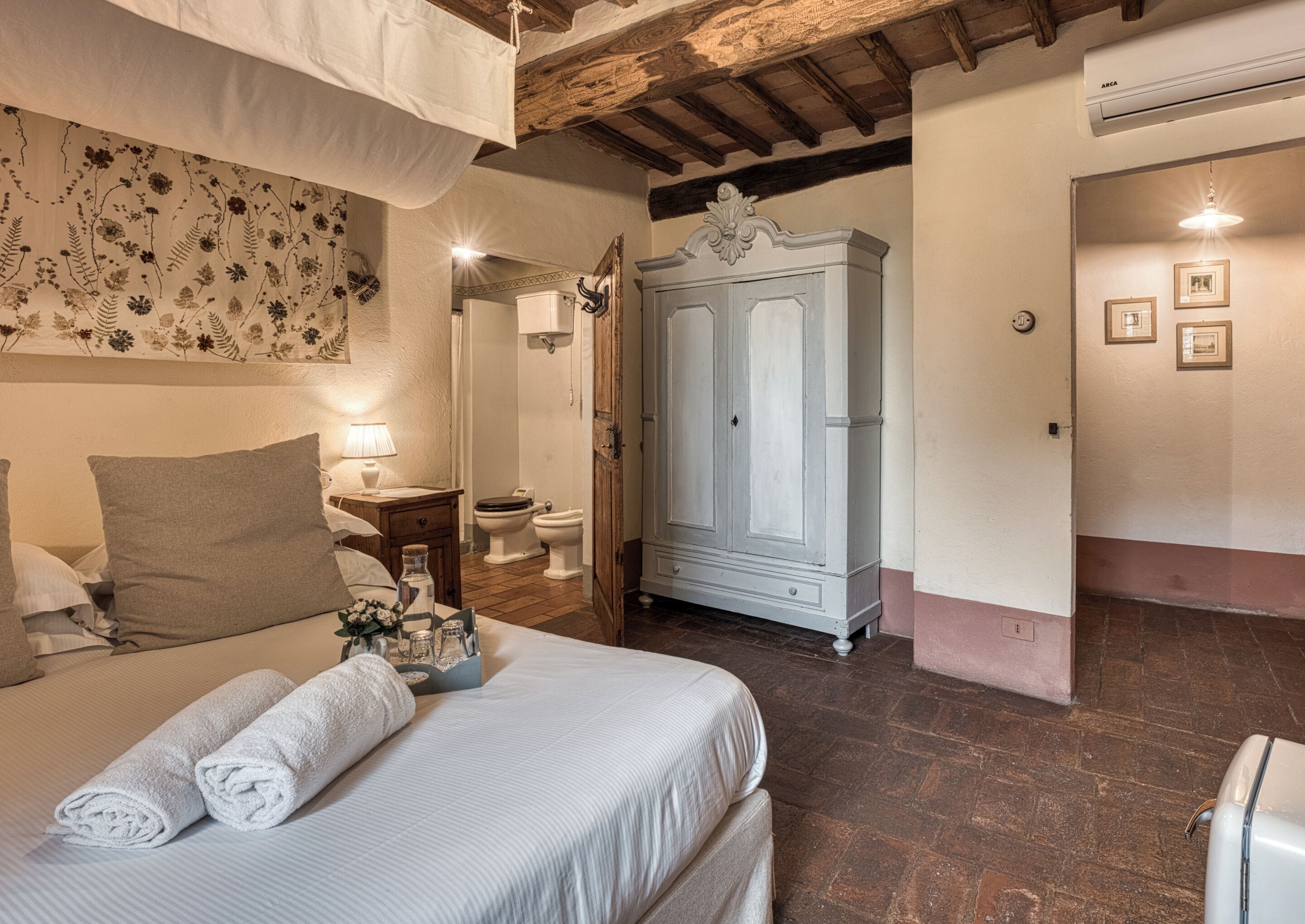 스탠다드 더블룸 | 이탈리아 프레떼 시트, 고급 침구, 오리/거위털 이불, 필로우탑 침대