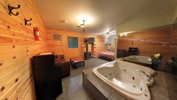 Deluxe-Suite, 1 Queen-Bett, Whirlpool | 1 Schlafzimmer, Daunenbettdecken, individuell dekoriert