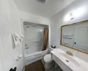 Standard Double Room, 2 Double Beds, Smoking, Garden View | Bathroom | Combined shower/tub, deep soaking tub, rainfall showerhead, towels - Bay Motel (North Bay)