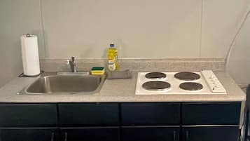 Basic Single Room, 1 Double Bed, Pets Not Allowed, Garden View | Private kitchen | Fridge, microwave, coffee/tea maker