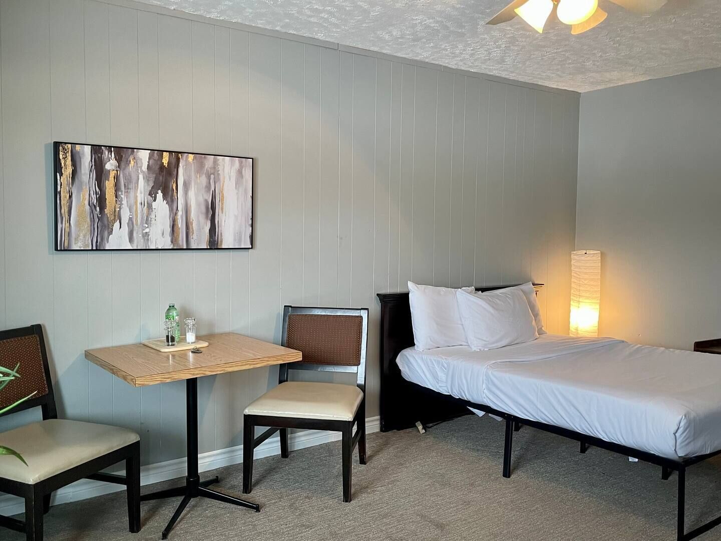 Basic enkelrum - 1 dubbelsäng - husdjur ej tillåtna - utsikt mot trädgården | Vardagsrum | 32-tums LCD-tv med satellitkanaler och tv