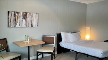 Basic enkelrum - 1 dubbelsäng - husdjur ej tillåtna - utsikt mot trädgården | Vardagsrum | 32-tums LCD-tv med satellitkanaler och tv