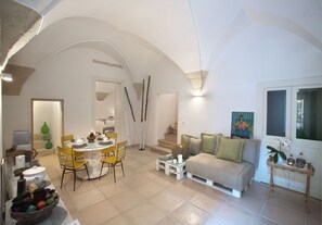 Suite | Living area | LCD TV - B&B Corte dei Romiti (Lecce)