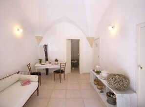 Junior Suite | Living area | LCD TV - B&B Corte dei Romiti (Lecce)