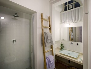 Junior Suite | Bathroom | Shower, rainfall showerhead, free toiletries, hair dryer - B&B Corte dei Romiti (Lecce)