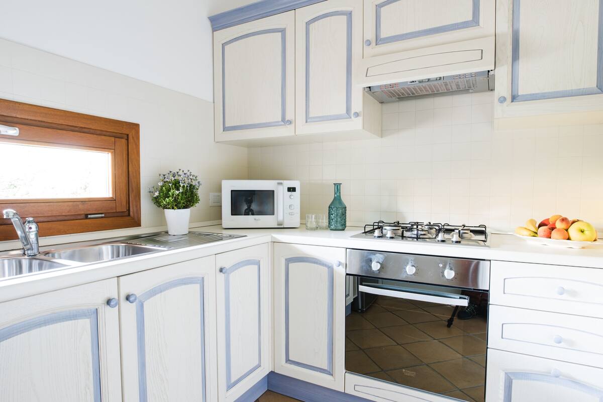 house, 3 bedrooms | private kitchen | full-sized fridge, microwave, oven, stovetop