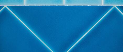 Ein Boden mit geometrischem Muster aus Fliesen.