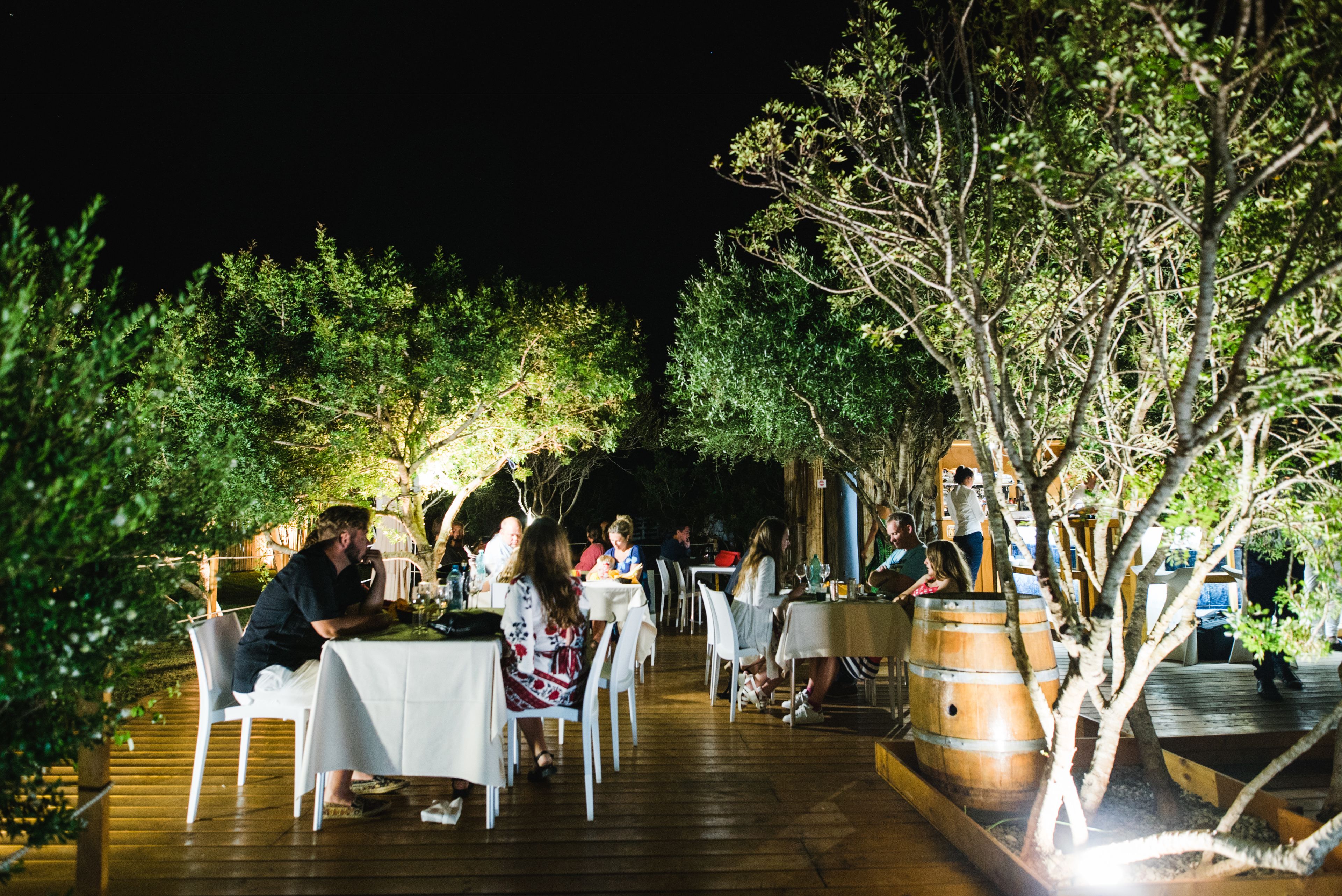 cocktail bar, ocean views, open daily