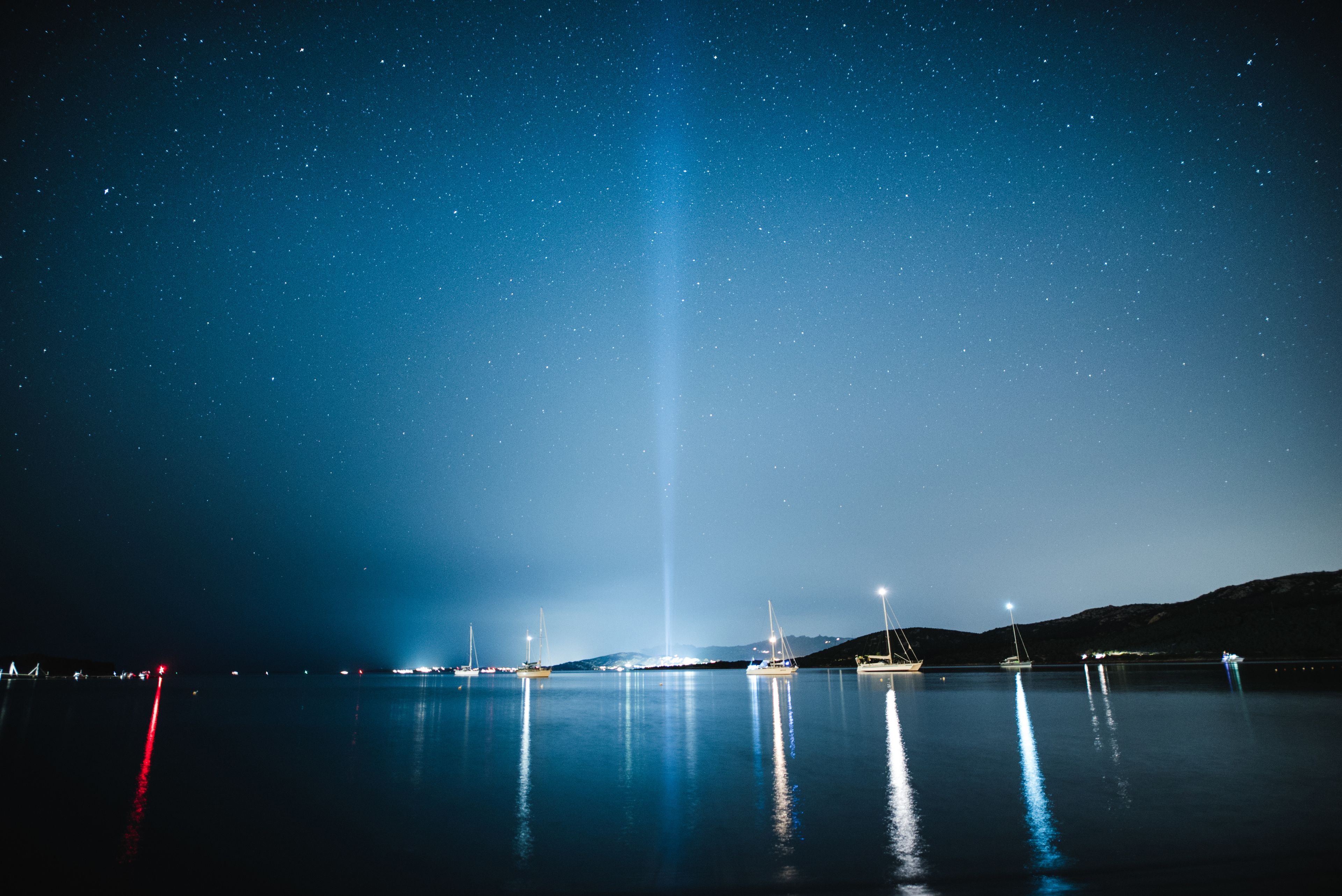 cocktail bar, ocean views, open daily