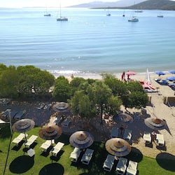 Spiaggia privata, sabbia bianca, lettini da mare, ombrelloni