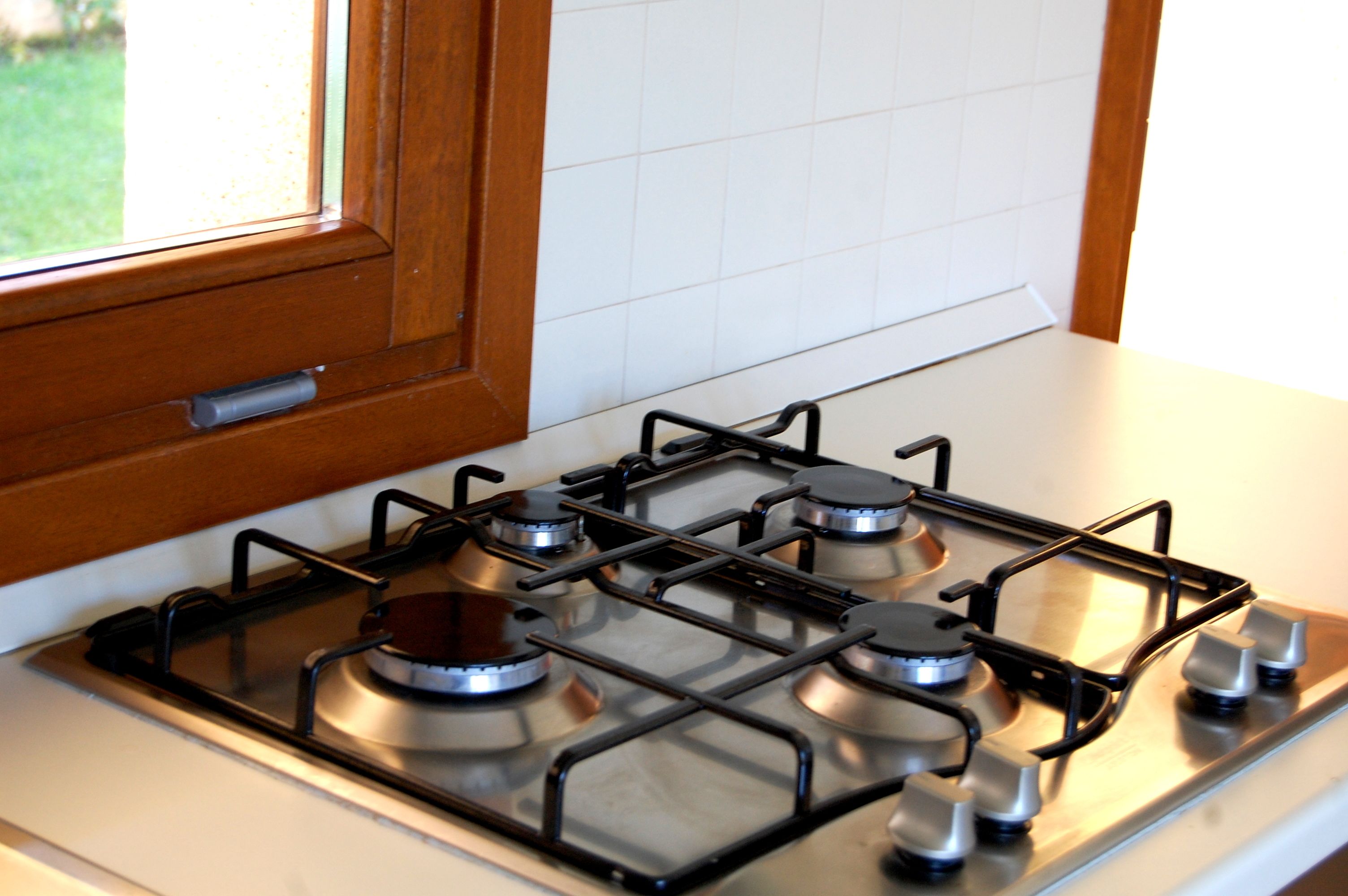 full-sized fridge, microwave, oven, stovetop