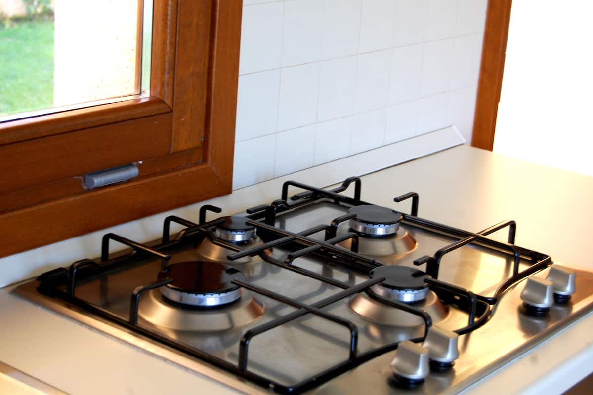 full-sized fridge, microwave, oven, stovetop