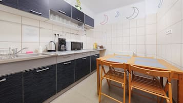 Fridge, microwave, stovetop, cookware/dishes/utensils