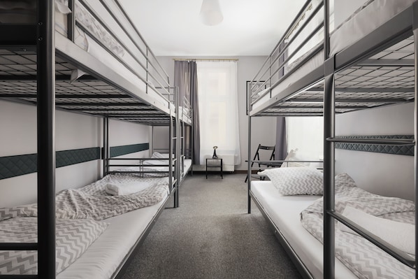 Zimmersafe, Verdunkelungsvorhänge, Bügeleisen/Bügelbrett, Bettwäsche