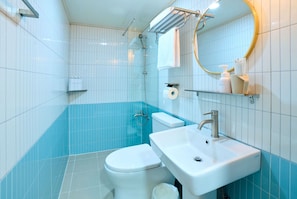 Standard-Zweibettzimmer | Badezimmer | Dusche, Handtücher