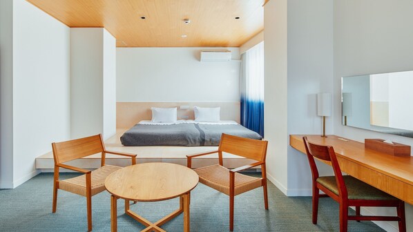 Deluxe Room, 2 Katil Bujang (Single) (Private Bathroom, King or Twin) | Dihias secara berasingan, dilengkapkan perabot secara berasingan, meja