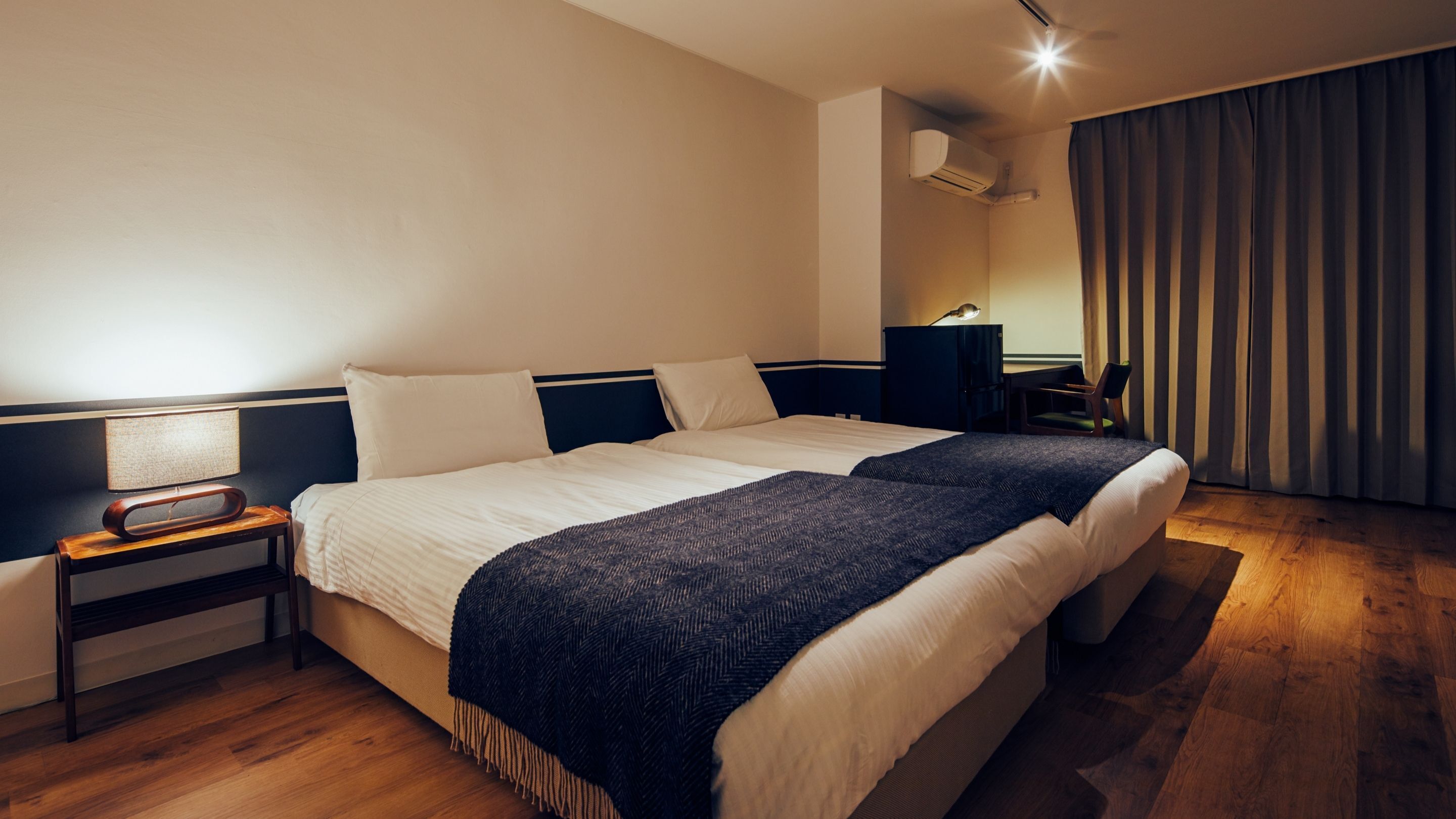 1 bedroom, individually decorated, individually furnished, desk