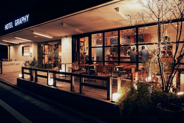 Fachada da propriedade à noite