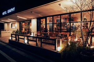 施設の正面 (日没後)