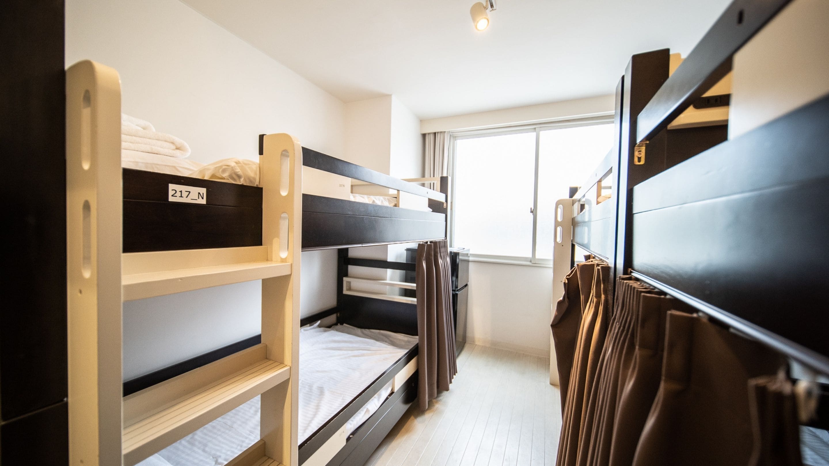 Dormitório compartilhado standard, 6 quartos (Shared Bathroom) | Individualmente decorados, individualmente mobiliados, escrivaninha