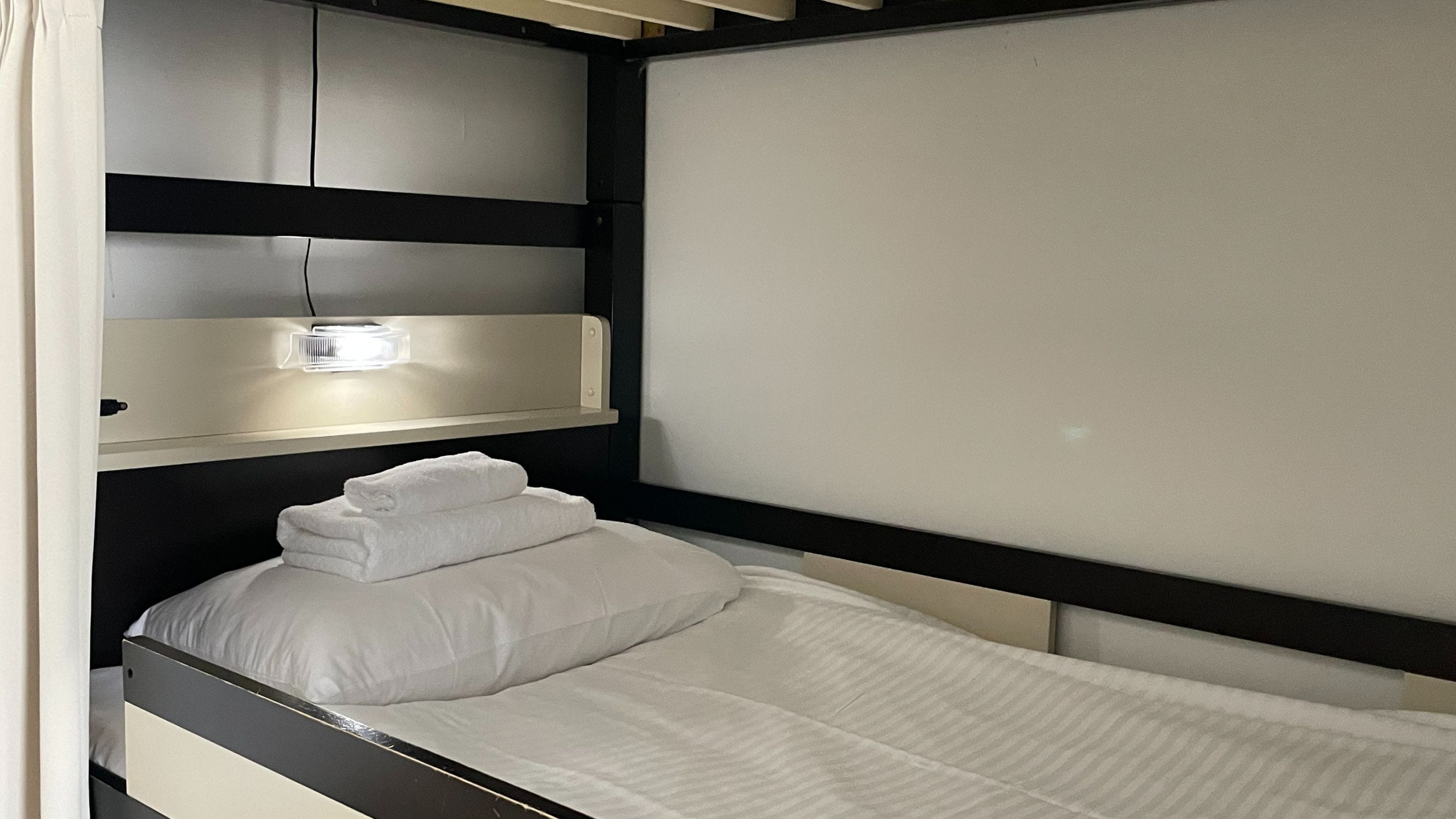 [shared bathroom] female only shared dormitory (4 bedrooms) | 1 bedroom, individually decorated, individually furnished, desk