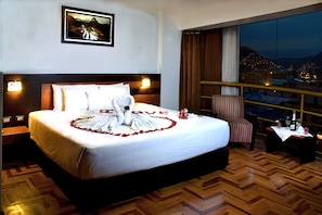 Junior Suite, Jetted Tub, City View | Hypo-allergenic bedding, down comforters, minibar, in-room safe - Polo Cusco Suites (Cusco)