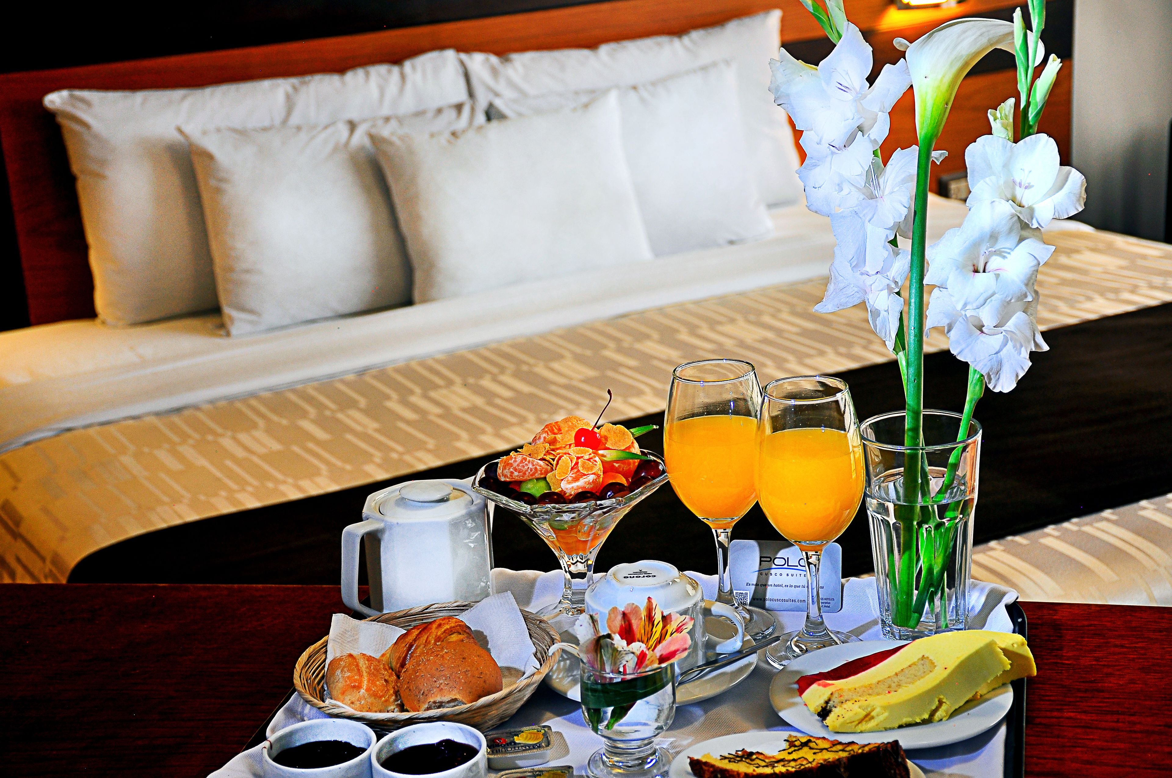 standard room, 1 queen bed, city view | room service – dining