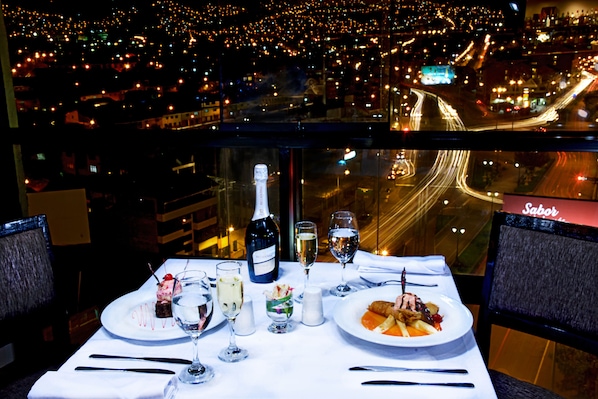 Breakfast served, international cuisine - Polo Cusco Suites (Cusco)