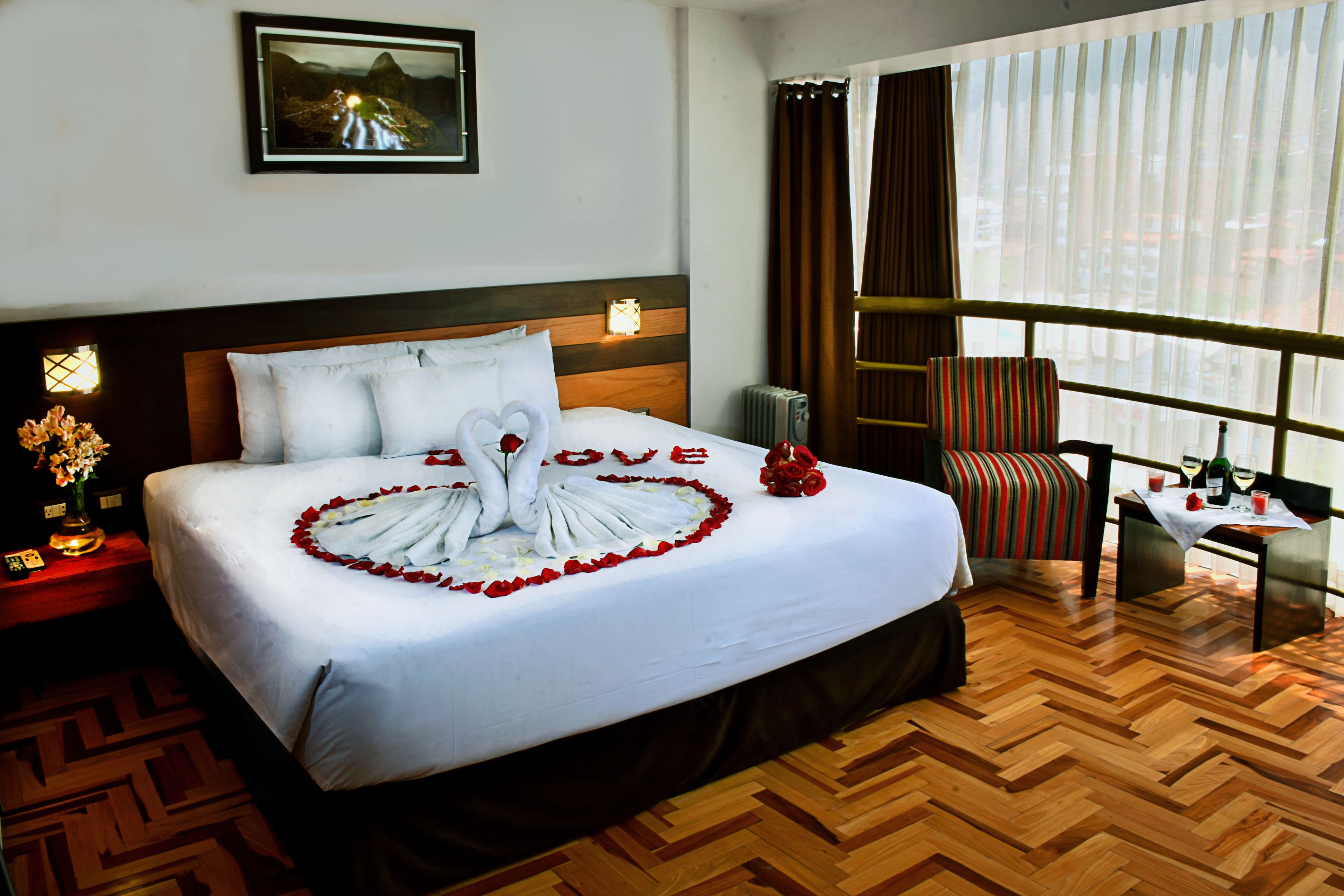 小型套房, 按摩浴缸, 城市景观 | 防过敏的被褥、羽绒被、迷你吧、客房内保险箱