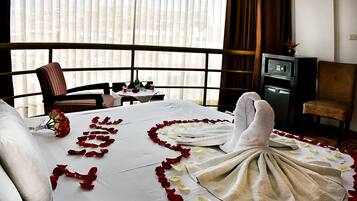 Suite junior, bañera de hidromasaje, vistas a la ciudad | Ropa de cama hipoalergénica, edredones de plumas, minibar y caja fuerte