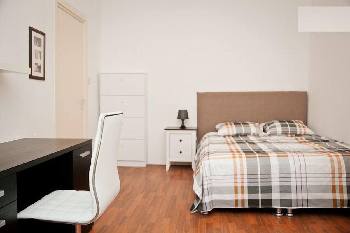 Studio Suite | 1 bedroom, desk, iron/ironing board, WiFi (free)