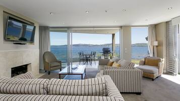 Luxury Apartment, 3 Bedrooms, Lake View, Lakeside | Living area