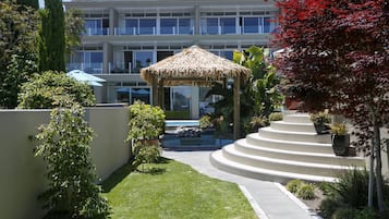 Piscine extérieure, parasols de plage, chaises longues