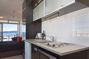 Studio, 1 Queen Bed, Lake View | Private kitchen | Fridge, microwave, stovetop, electric kettle