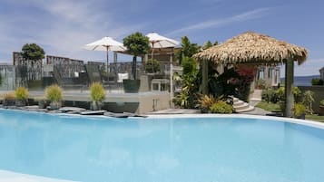 Piscine extérieure, parasols de plage, chaises longues