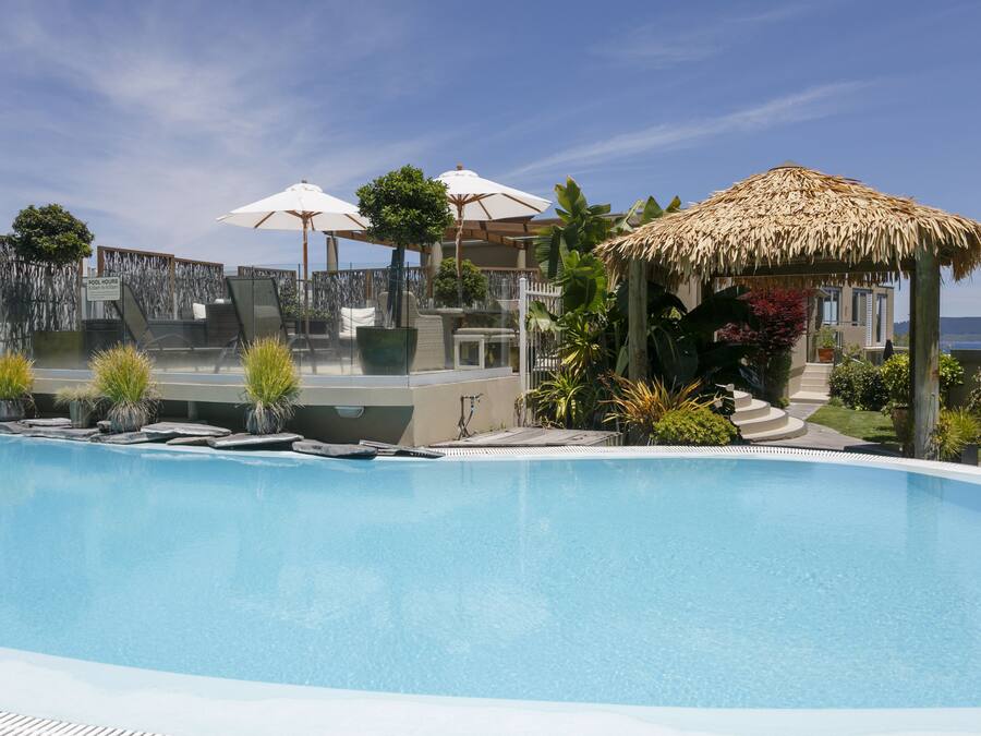 Kolam renang terbuka, dibuka dari pukul 7:30 hingga 9:30, payung kolam