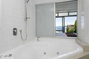 Deep-soaking bathtub - The Reef Resort (Taupo)